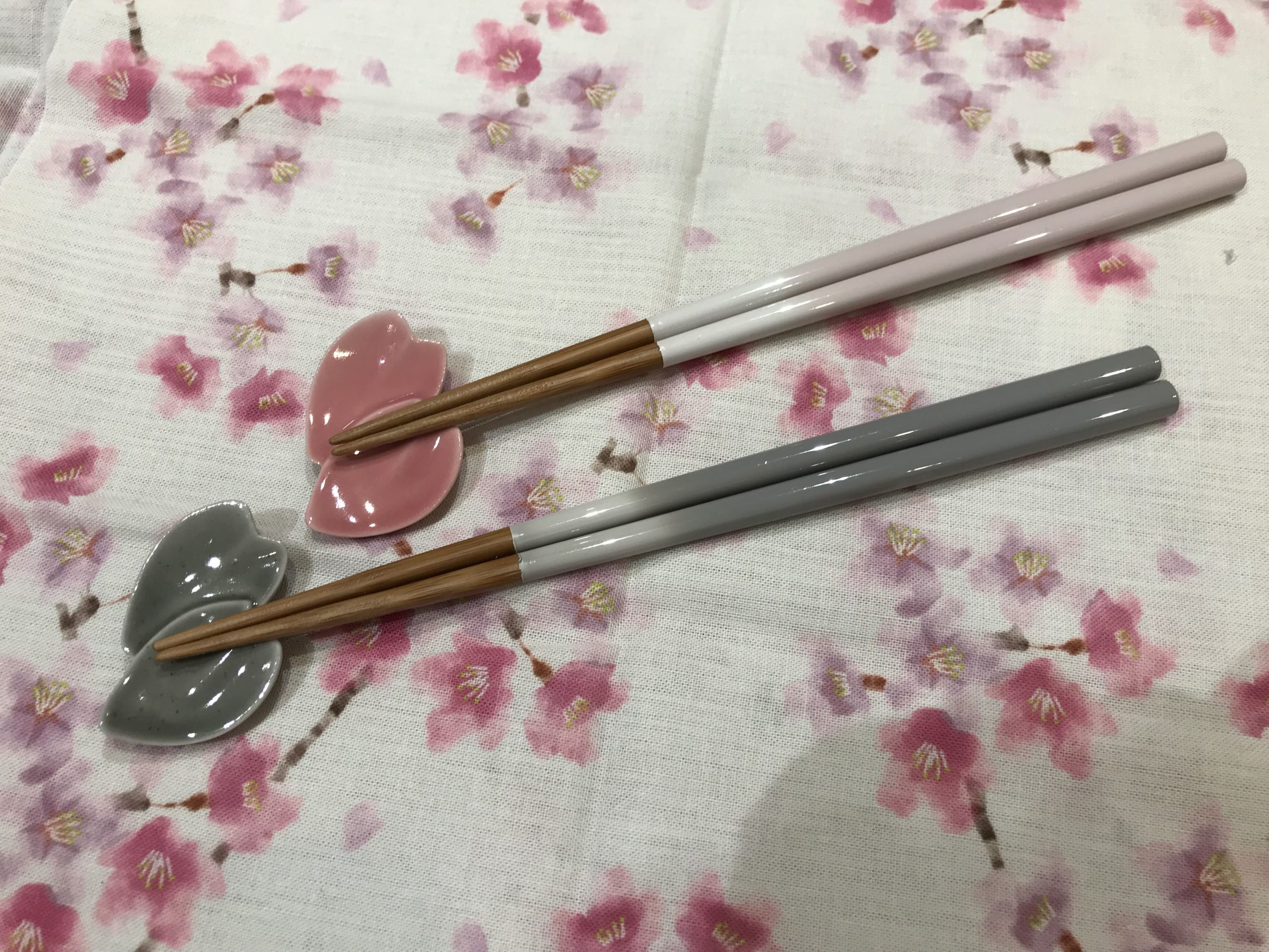 「箸」を「橋」にかけて幸せの橋渡し(箸渡し)