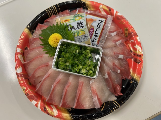 ぶりの旨味を楽しむなら、お刺身、しゃぶしゃぶで!