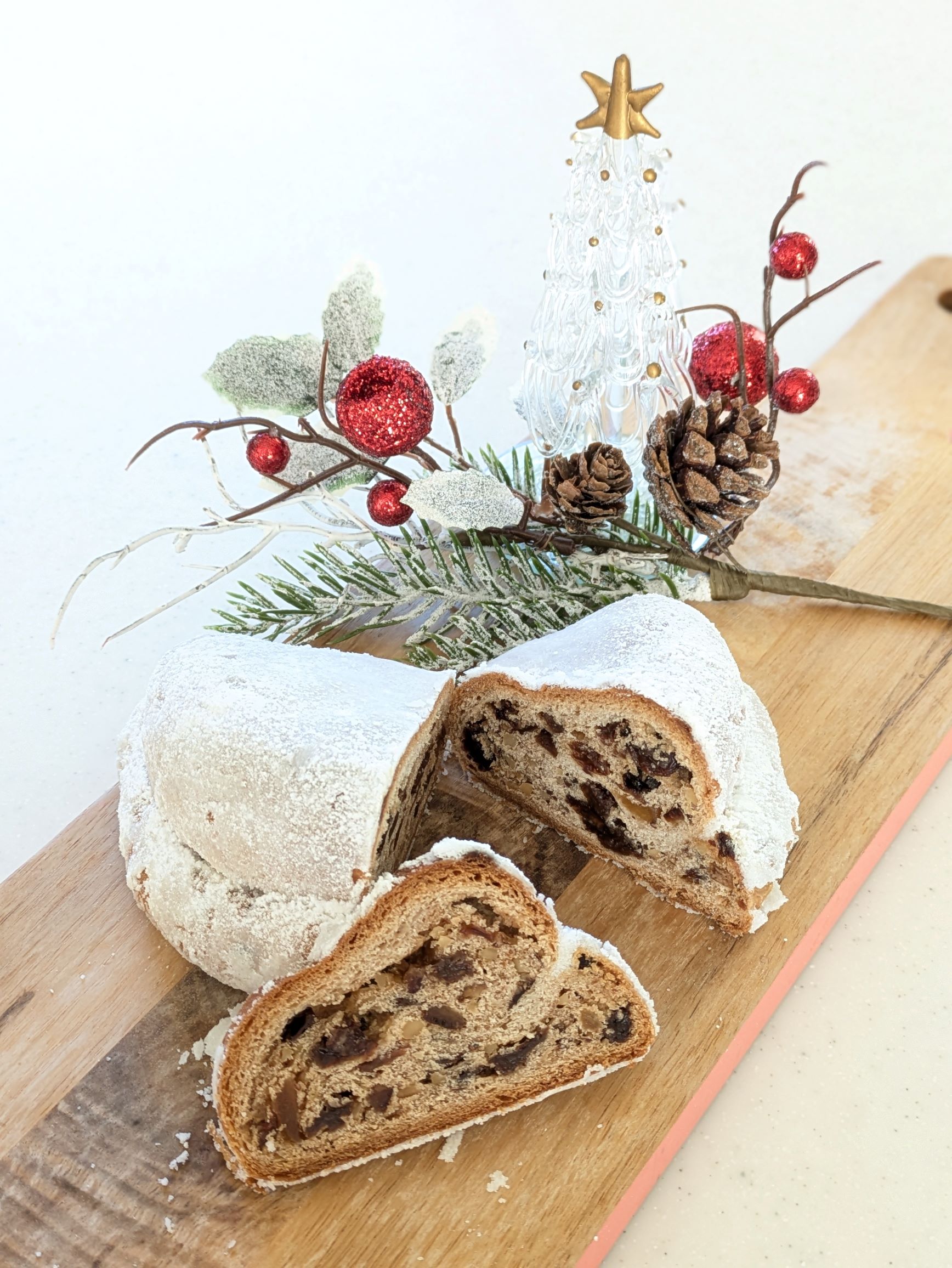 クリスマスの風物詩シュトーレン　絶賛販売中！